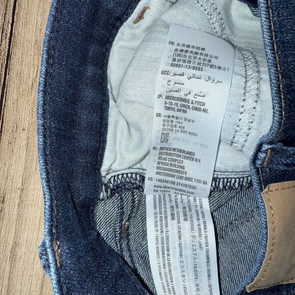 Abercrombie & Fitch Low Rise Distressed Cut Off Cuffed 2" Jean Shorts Size 26 - Picture 3 of 9